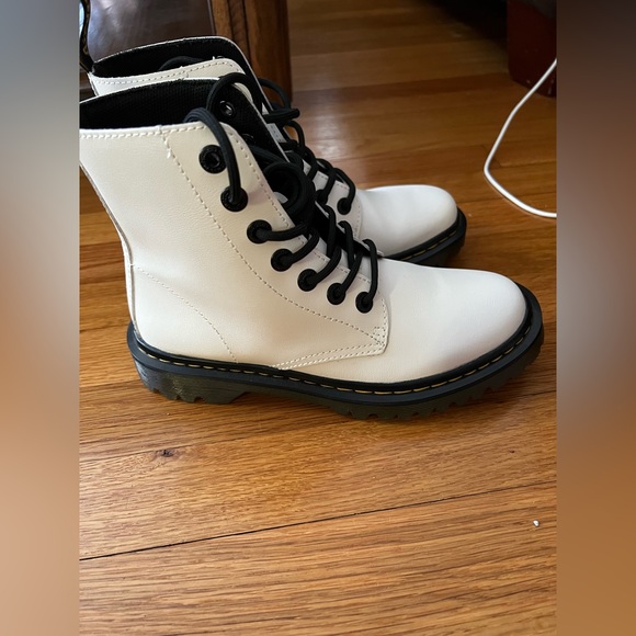 Dr.Martens 💕Luana white boots 💕size women’s 6 - Picture 10 of 11
